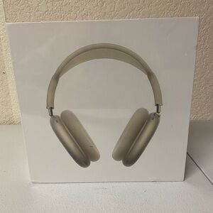 Apple AirPods Max in Starlight